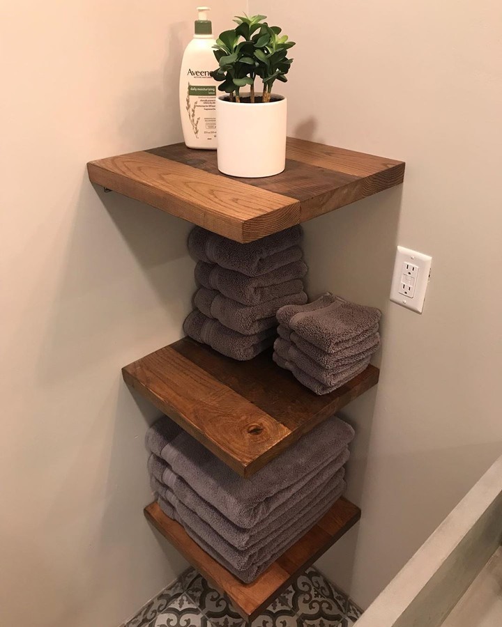 Floating shelf made from reclaimed oak, raw finish, hidden mounting, rustic living‑room décor